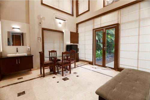 MukkamにあるSquare Villa Residency Luxury 1 Bed Room Villa with Private Poolのキッチン(テーブル、椅子付)