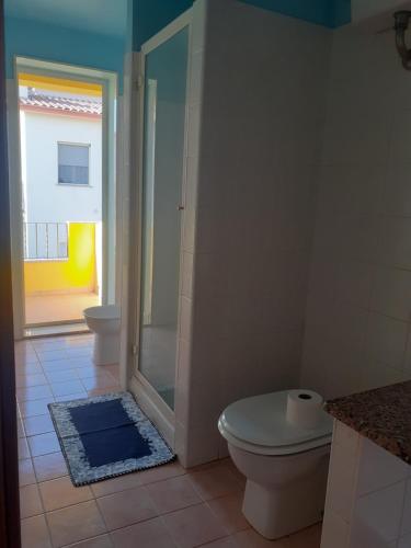 uma casa de banho com um WC e uma cabina de duche em vidro. em Appartamento a Pula in zona residenziale em Pula