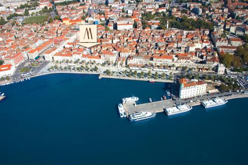 uma vista aérea de uma cidade com barcos na água em Marmont Heritage Hotel em Split