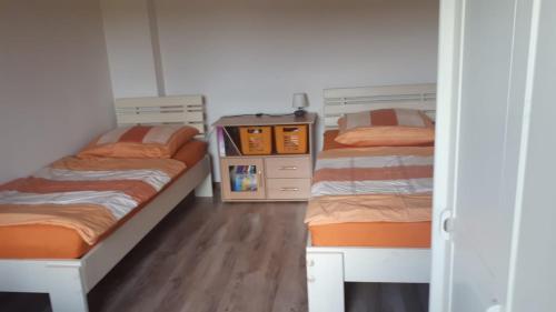 Ranczo في Działek: سريرين بطابقين في غرفة مع أرضيات خشبية