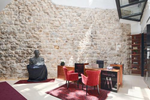 um quarto com um busto de uma mulher sentada numa parede em Marmont Heritage Hotel em Split