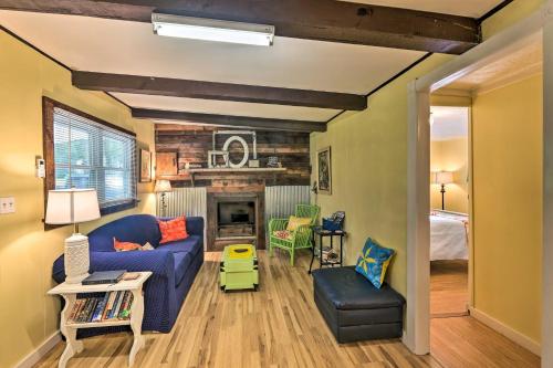 uma sala de estar com um sofá azul e uma lareira em Rustic Hideaway with Fire Pit Less Than 1 Mi to River! em Hillsboro