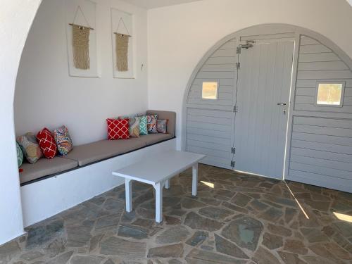 Et sittehjørne på Quiet 2-bedroom sea view villa with shared pool