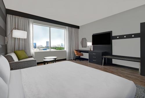 Кровать или кровати в номере Holiday Inn Express - Houston - Galleria Area by IHG