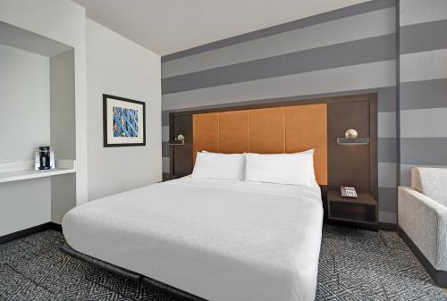 Кровать или кровати в номере Holiday Inn Express - Houston - Galleria Area by IHG