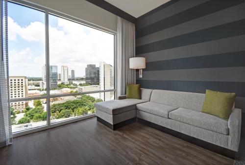 Гостиная зона в Holiday Inn Express - Houston - Galleria Area by IHG