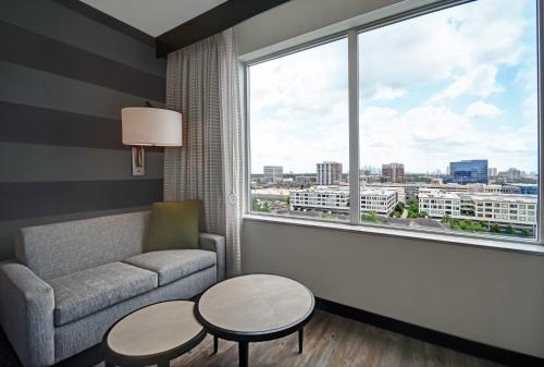 Гостиная зона в Holiday Inn Express - Houston - Galleria Area by IHG