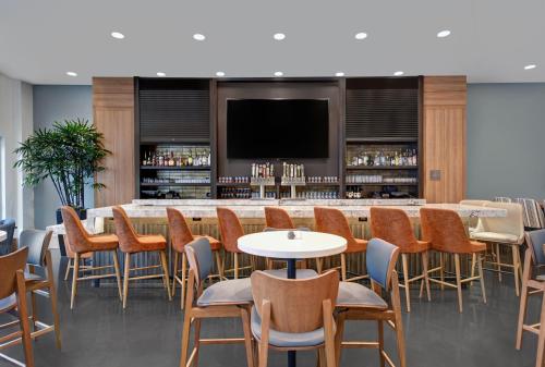 Лаундж или бар в Holiday Inn Express - Houston - Galleria Area by IHG