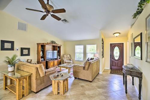 Ein Sitzbereich in der Unterkunft Cape Coral Canalfront Home with Pool and Dock