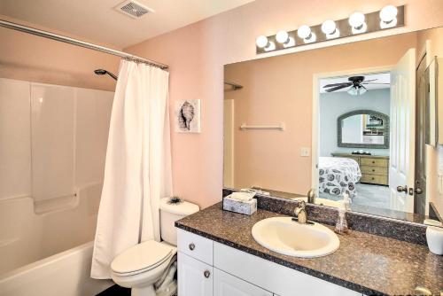 Bathroom sa Cape Coral Canalfront Home with Pool and Dock