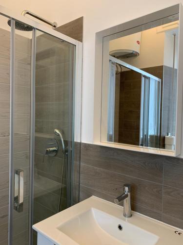 a bathroom with a sink and a shower at La mia casa sul lago con vista mozzafiato in Belgirate
