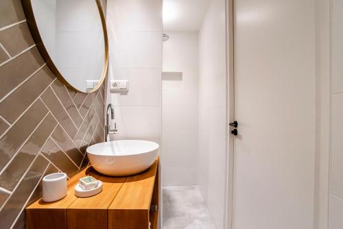 贊德沃特的住宿－The Shell Apartment，一间带水槽和镜子的浴室