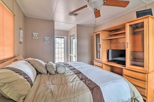 Katil atau katil-katil dalam bilik di Lake Views and Private Porch Auburndale Family Home
