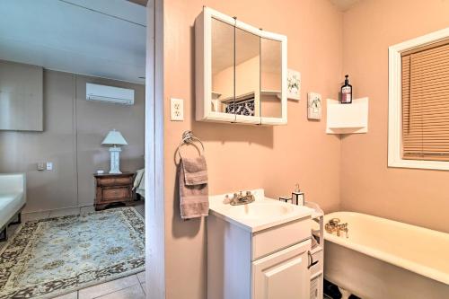 Bilik mandi di Lake Views and Private Porch Auburndale Family Home