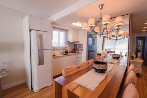 une cuisine et une salle à manger avec une table à manger et une salle à manger dans l'établissement Serra Nevada Apartamento - Vista Catedral de Pedra, à Canela