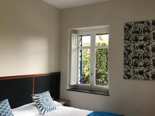 sypialnia z łóżkiem i oknem w obiekcie Suites Mendibil Irun con parking gratuito dentro de la propiedad w mieście Irún