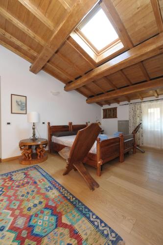 a bedroom with two beds and a ceiling with a window at B&B BONE NOVELLE dimora storica palazzo zuzi in LʼAquila