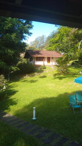 a yard with a house in the background at Eco Chalés Águas Claras in Lumiar