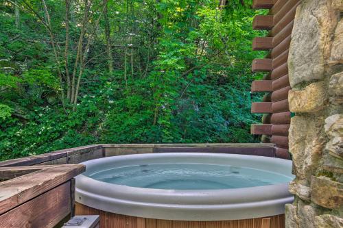 Comfy Maggie Valley Cabin on Creek with Hot Tub!