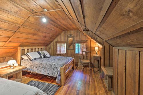 Säng eller sängar i ett rum på Linville Falls Tensies Cottage with Gas Grill!