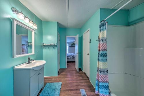 Un baño de Pet-Friendly Murphy Home with Mountain Views!