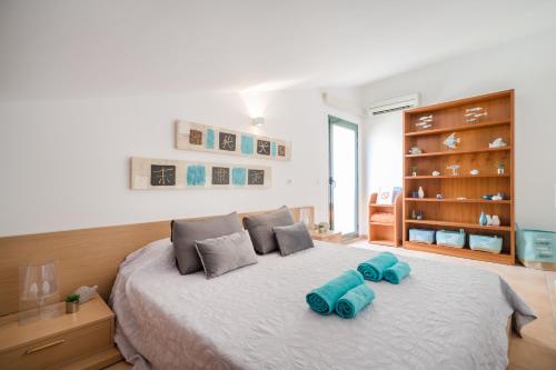 Tempat tidur dalam kamar di Can Blau Formentera Apartamento