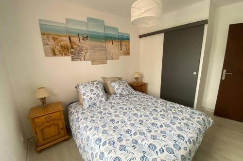 a bedroom with a bed and a painting on the wall at Gîte des Lianne, Pays des 7 vallées très proche de la côte d'Opale in Beaurainville