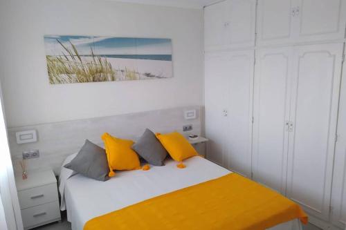 Posteľ alebo postele v izbe v ubytovaní APPARTAMENTO MIRTO CON VISTAS AL MAR
