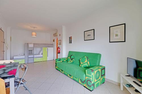 Armacao de Pera Central by Homing