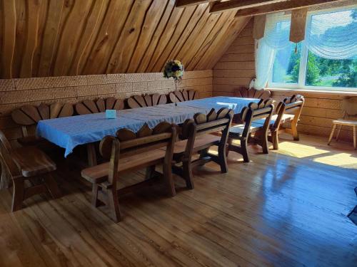 une salle à manger avec une table bleue et des chaises dans l'établissement Stay at Svaja, à Plungė