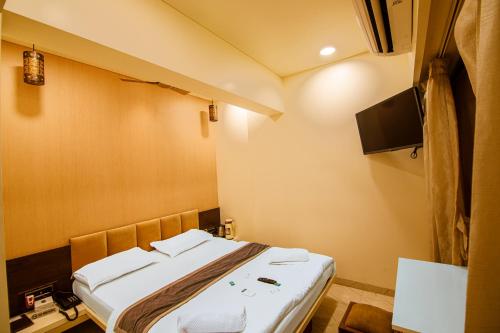 Gallery image of La Hotel Metro near BKC in Mumbai