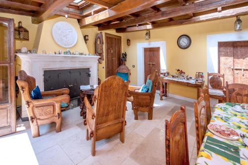 a living room with a fireplace and a table and chairs at B&B BONE NOVELLE in LʼAquila