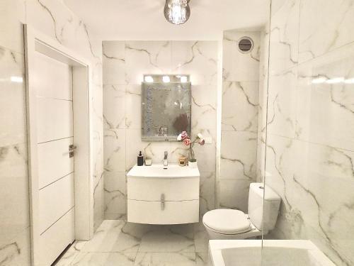 グディニャにある"Cambiani Royal" luksusowy apartament blisko morzaの白いバスルーム(洗面台、トイレ付)