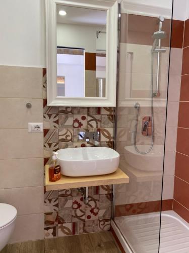 bagno con lavandino e doccia di Campani Luxury Flat a Roma