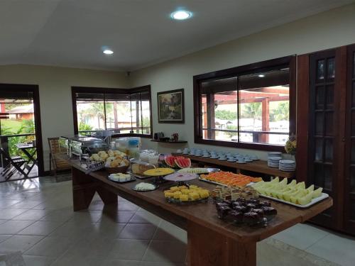 um buffet de comida numa mesa num quarto em Hotel Pousada Bambuzal em Sana