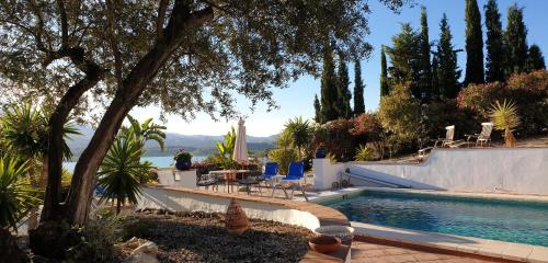 Bazén v ubytování Premium Bed & Breakfast Casa Alegría Andaluza nebo v jeho okolí