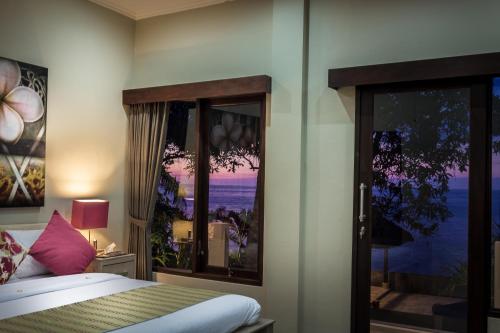 Postel nebo postele na pokoji v ubytování The Beach Front Villas - North Bali