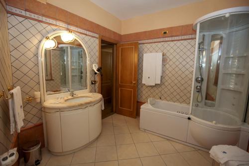 A bathroom at Hotel I Gigli