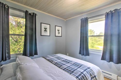Un pat sau paturi într-o cameră la Cozy Getaway 5 Miles to Duluth and Lake Superior!