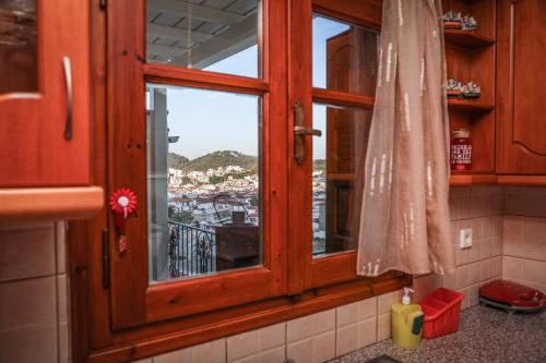 una finestra in cucina con vista sulla città di Antonia House a Città di Skiathos