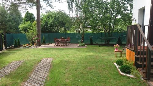 a backyard with a table and chairs and a fence at Barwy Morza in Kopalino