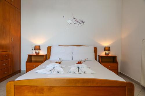 una camera da letto con un letto con asciugamani sopra di Antonia House a Città di Skiathos