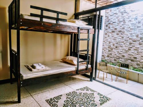 a room with two bunk beds and a mirror at Stray Cat Hostel in San José