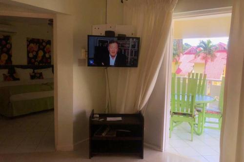 TV a/nebo společenská místnost v ubytování 1 bedroom Penthouse Suite 63 at Mystic Ridge Resort