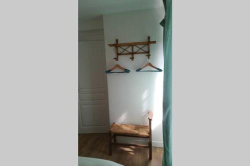 比達爾的住宿－La maison d'Amatxi, à 150m de la plage，一间墙上有椅子和衣架的房间