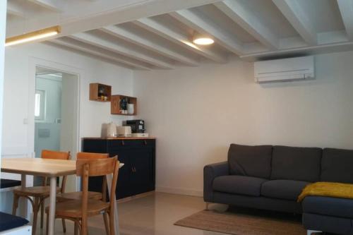 un salon avec un canapé et une table dans l'établissement La maison d'Amatxi, à 150m de la plage, à Bidart