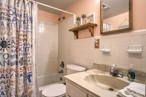 Un baño con lavabo, inodoro y bañera. en Sunny Cocoa Beach Condo with Balcony and Pool Access, en Cocoa Beach