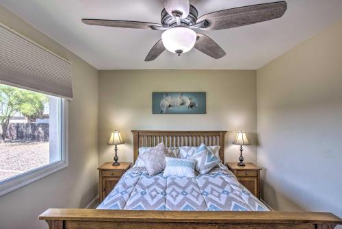 Ένα ή περισσότερα κρεβάτια σε δωμάτιο στο Pet-Friendly Arizona Escape Golf and Hike Nearby!