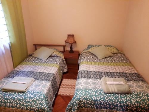 dwa łóżka w małym pokoju z sidx sidx sidx sidx w obiekcie Viña Colores w mieście Viña del Mar