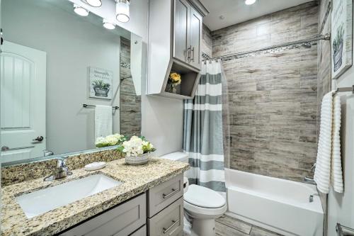 a bathroom with a sink and a toilet and a shower at Edinburg Apartment Close to Dtwn Shopping! in Edinburg